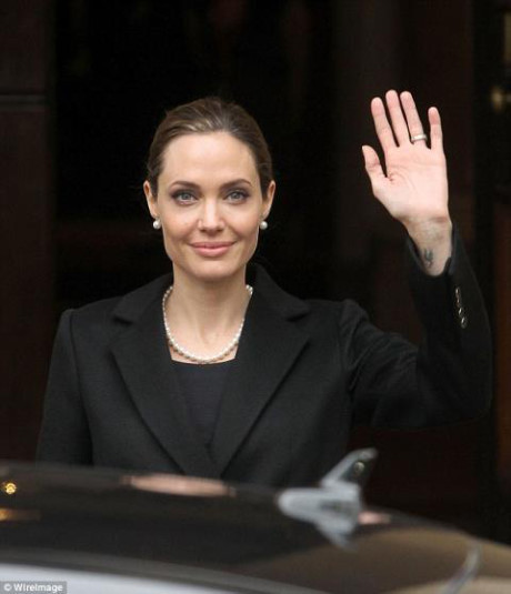 Trong đơn ly dị Brad Pitt, Angelina Jolie chỉ muốn giữ lại đồ trang sức - Ảnh 7 Trong don ly di Brad Pitt, Angelina Jolie chi muon giu lai do trang suc - Anh 7