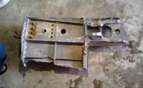 Nghe An: Ngu dan vot duoc khoi kim loai nghi la dong co may bay - Anh 2