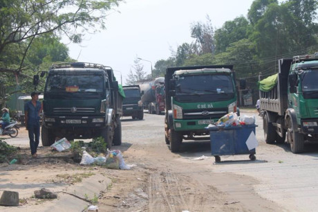 Dân bức xúc chặn đoàn xe chở đất vào khu công nghiệp - Ảnh 3 Dan buc xuc chan doan xe cho dat vao khu cong nghiep - Anh 3
