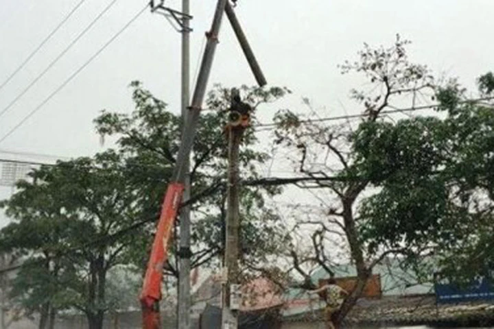 Người dân dùng bình cứu hỏa để ứng cứu nạn nhân.