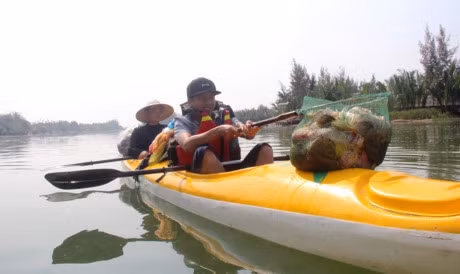 Du lich vot rac tren song Hoai - Anh 2