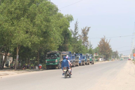 Dân bức xúc chặn đoàn xe chở đất vào khu công nghiệp - Ảnh 4 Dan buc xuc chan doan xe cho dat vao khu cong nghiep - Anh 4