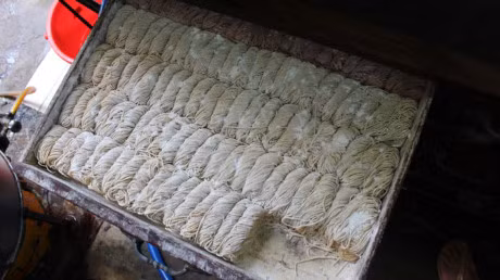 Nuc tieng quan mi keo soi thu cong hon 70 nam tuoi giua Sai Gon - Anh 2