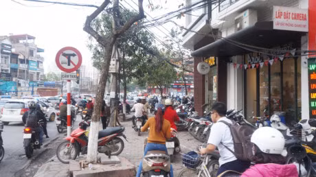 Ha Noi: Dep lan chiem via he cho... xe may di? - Anh 3