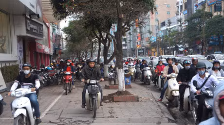 Ha Noi: Dep lan chiem via he cho... xe may di? - Anh 2