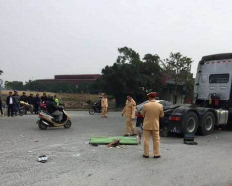 Ha Nam: Xe may va cham voi xe dau keo, 3 nguoi trong mot gia dinh thuong vong - Anh 1