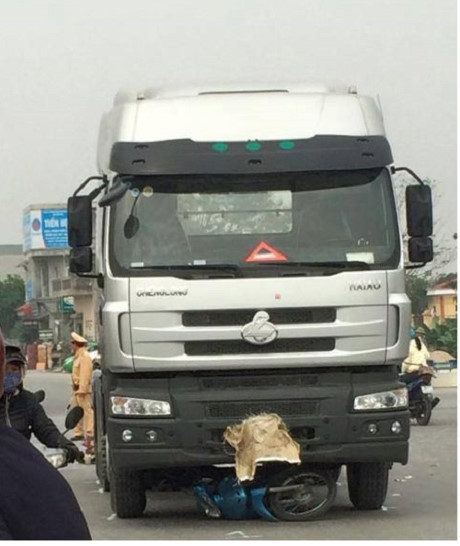 Ha Nam: Xe may va cham voi xe dau keo, 3 nguoi trong mot gia dinh thuong vong - Anh 2