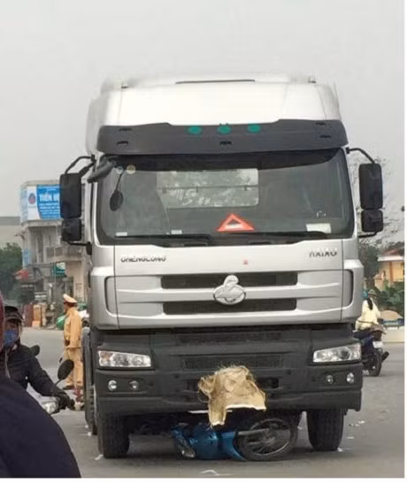 Ha Nam: Xe may va cham voi xe dau keo, 3 nguoi trong mot gia dinh thuong vong - Anh 2