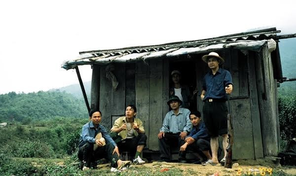 Thiếu tướng Sùng A Hồng (người cầm súng) trong lần xuống cơ sở cùng các trinh sát. Thiếu tướng Sùng A Hồng (người cầm súng) trong lần xuống cơ sở cùng các trinh sát.