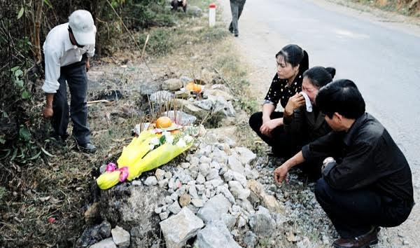 Mộ gió anh hùng liệt sĩ Phạm Văn Cường, đồng đội của Thiếu tướng Hồng khi còn ở Phòng PC47 bị hy sinh ở chân đèo Sam Mứn, huyện Điện Biên Mộ gió anh hùng liệt sĩ Phạm Văn Cường, đồng đội của Thiếu tướng Hồng khi còn ở Phòng PC47 bị hy sinh ở chân đèo Sam Mứn, huyện Điện Biên