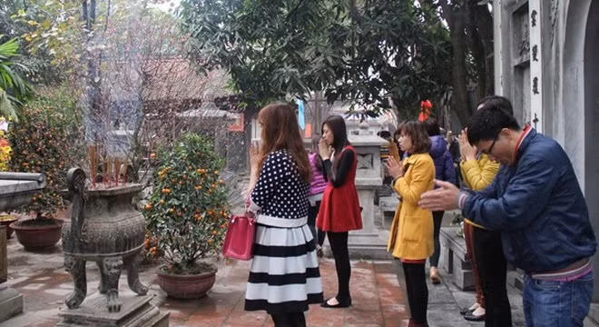Sân chùa luôn kín bóng dáng các “nam thanh nữ tú” cầu khấn vào dịp đầu năm. Ảnh: Lao động.