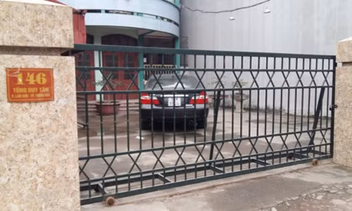 Ngày làm việc nhưng công sở Ban quản lý dự án cải thiện môi trường đô thị miền Trung (TP Thanh Hóa) cửa đóng then cài. Ảnh: Lam Sơn.