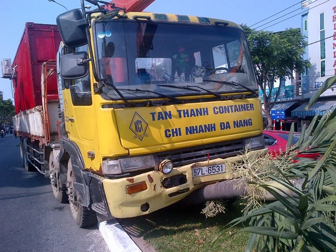 Xe container tự gây tai nạn, chỉ dừng lại khi tông nát nhiều cây xanh lớn. Ảnh: H.L