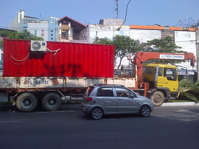 Nhiều người đi đường mất một phen thót tim khi chứng kiến vụ tai nạn. Ảnh: H.L