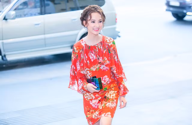 Angela Phương Trinh xuất hiện xinh đẹp tại buổi ra mắt phim mới.