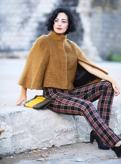Những chiếc áo cape ấm áp đã nở rộ trên những diễn đàn tín đồ thời trang thế giới. Quý cô Đức 29 tuổi Aleksandra cũng áp dụng xu hướng này với một thiết kế màu camel hiệu Zara. style-cua-cac-blogger-trong-gio-lanh-dau-mua-13