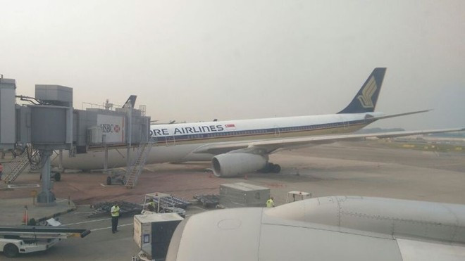 Máy bay Singapore Airlines gãy càng trên đường băng