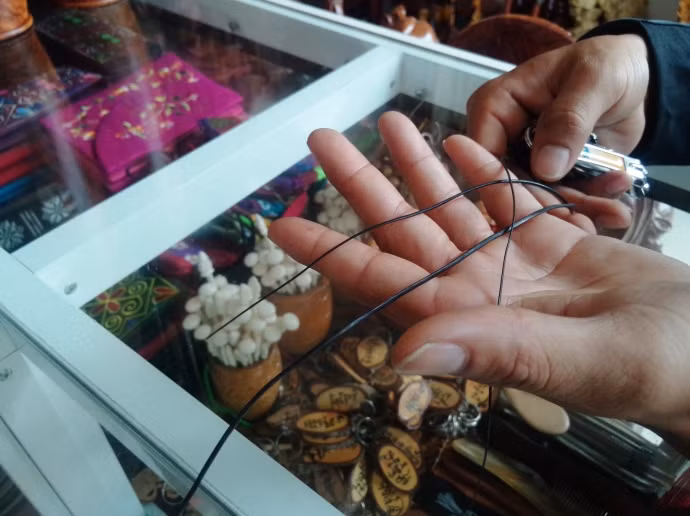 Mua lông đuôi voi vừa khó phân biệt thật giả, nếu mua được lông thật thì đó cũng là hành vi phi pháp.