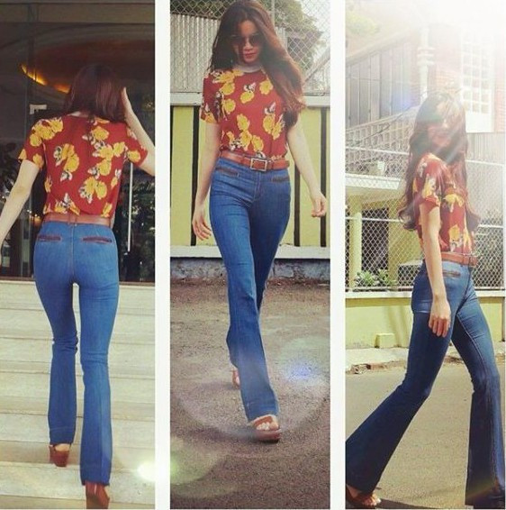 Khi xuống phố, giọng ca sinh năm 1984 phối quần jeans loe với áo thun họa tiết, thắt lưng, giày tông nâu tiệp màu cùng tổng thể. Học Sao Việt cách phối quần ống loe sành điệu