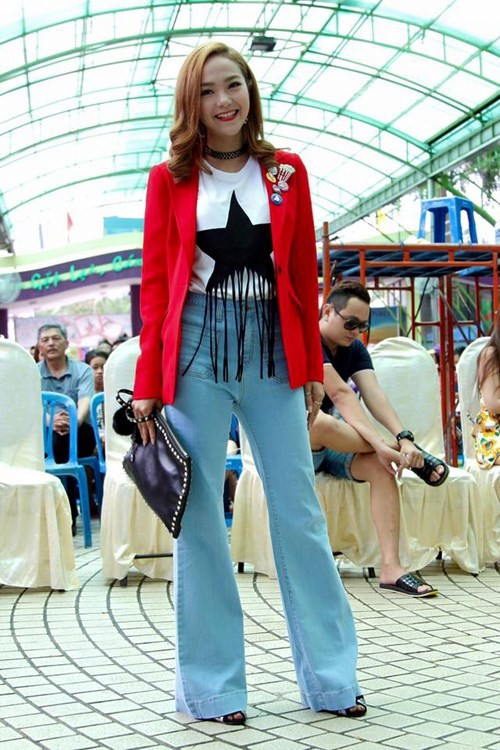 Minh Hằng mix trang phục chưa thực sự tinh tế như các ngôi sao kể trên, song set đồ của giọng ca sinh năm 1987 đáp ứng tính trào lưu cổ điển, pha hiện đại. Học Sao Việt cách phối quần ống loe sành điệu