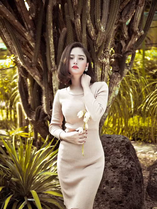  Trong ảnh, nữ diễn viên Em là bà nội của anh ứng dụng hiệu quả với phom váy ôm, chất liệu len nhẹ.