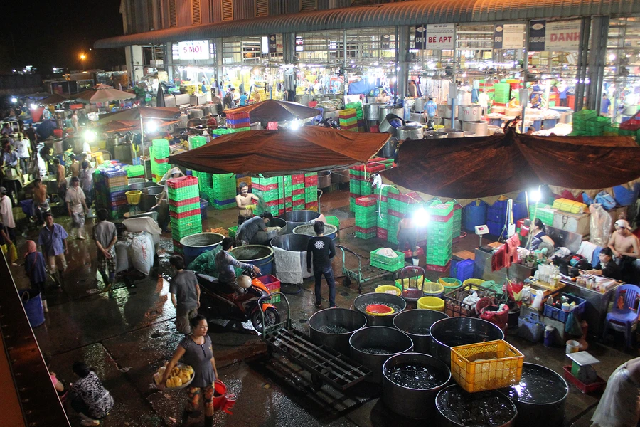 Cá lóc, heo quay cúng thần tài tràn xuống đường phố Sài Gòn