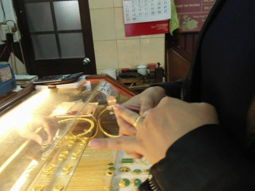 Theo chân nữ doanh nhân xinh đẹp đi mua vàng ngày Vía Thần Tài - Ảnh 10 Theo chân nữ doanh nhân xinh đẹp đi mua vàng ngày Vía Thần Tài - Ảnh 10