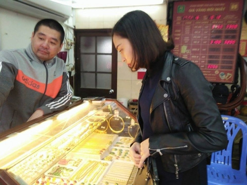 Theo chân nữ doanh nhân xinh đẹp đi mua vàng ngày Vía Thần Tài - Ảnh 8 Theo chân nữ doanh nhân xinh đẹp đi mua vàng ngày Vía Thần Tài - Ảnh 8