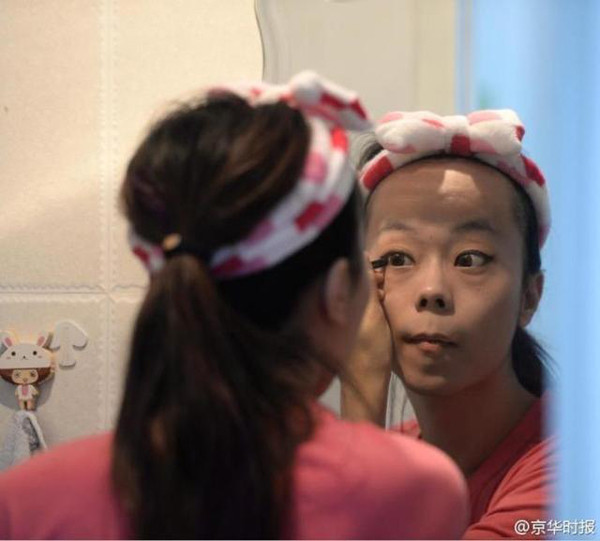 Hành trình tìm giới tính thật của chàng giáo viên múa cột ảnh 2 Jiang thường sử dụng những bức ảnh
