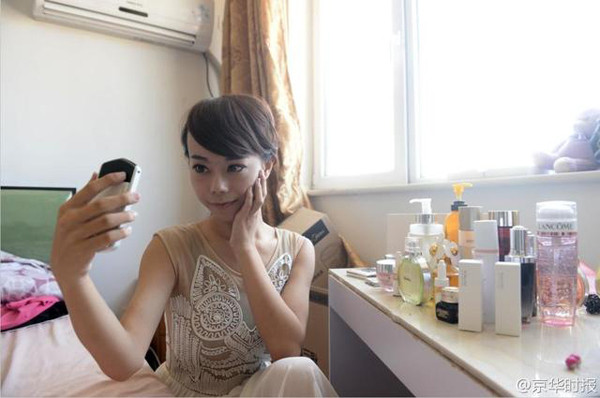 Hành trình tìm giới tính thật của chàng giáo viên múa cột ảnh 1 Jiang Weihao quyết định ngừng mặc những bộ trang phục dành cho nam giới từ tháng 10 năm ngoái. Trước đó, Jiang làm huấn luyện viên dạy múa cột ở Bắc Kinh trong hai năm và cứ đêm đến, anh lại biểu diễn ở những câu lạc bộ đêm với cái tên đầy nữ tính Jiang Yaxi.
