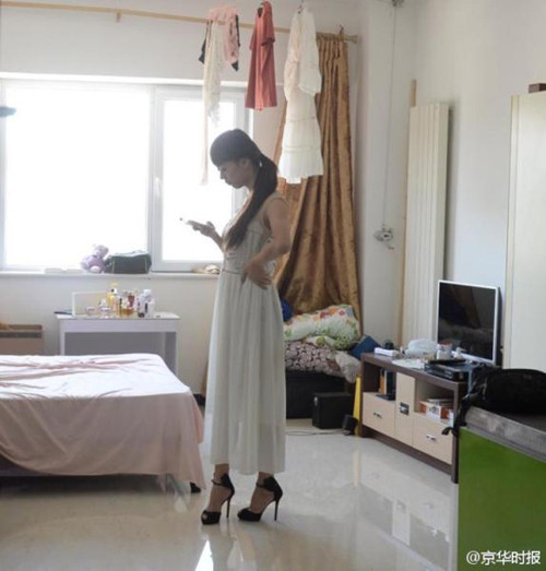 Hành trình tìm giới tính thật của chàng giáo viên múa cột ảnh 5 Jiang kể rằng 5 tuổi, anh đã cảm nhận sự khác biệt giữa bản thân với những cậu bé khác. Anh không có chung sở thích với họ. Nhiều bạn bè trong lớp thường gọi Jiang là
