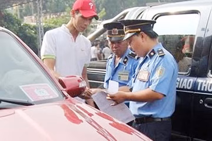Sở GTVT Hà Nội vừa quyết định thu hồi 535 phù hiệu xe ô tô.