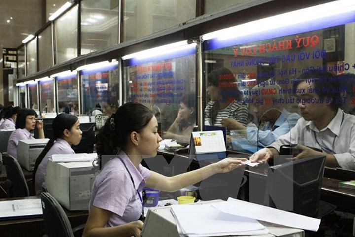 Hành khách mua vé tàu tại Ga Hà Nội. Ảnh: TTXVN