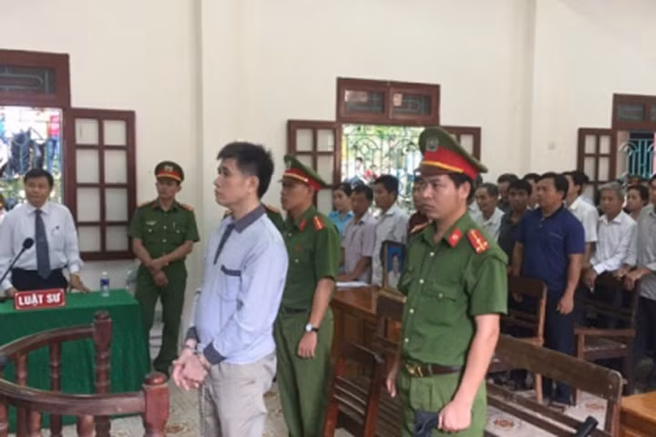 Bị cáo Phạm Văn Thông trước vành móng ngựa