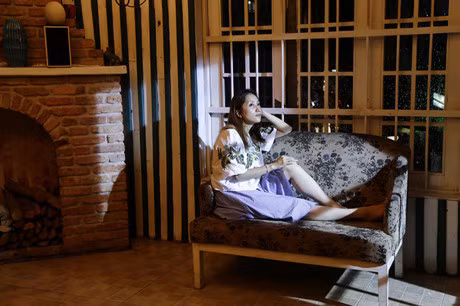 Chi Anh va Khanh Thi tai hien lai cuoc tinh dang do trong liveshow - Anh 7