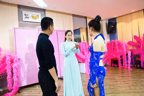 Chi Anh va Khanh Thi tai hien lai cuoc tinh dang do trong liveshow - Anh 1
