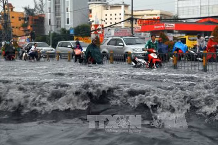 Mưa lớn gây ngập nhiều khu vực ở Thành phố Hồ Chí Minh