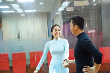 Chi Anh va Khanh Thi tai hien lai cuoc tinh dang do trong liveshow - Anh 4