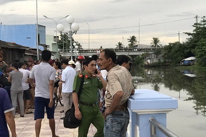Cơ quan chức năng khám nghiệm hiện trường nơi 2 bé trai bị chết đuối trên sông Maspéro.