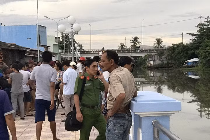 Cơ quan chức năng khám nghiệm hiện trường nơi 2 bé trai bị chết đuối trên sông Maspéro.