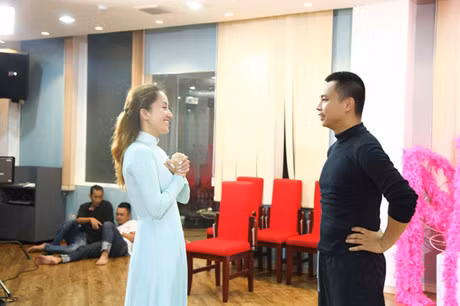 Chi Anh va Khanh Thi tai hien lai cuoc tinh dang do trong liveshow - Anh 5