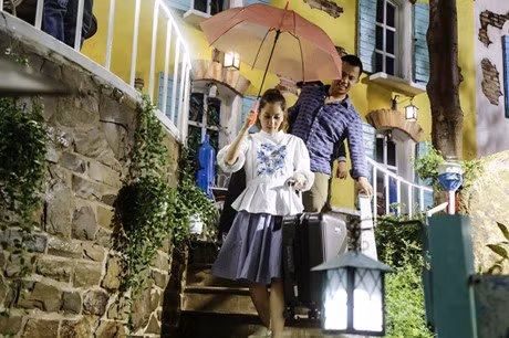 Chi Anh va Khanh Thi tai hien lai cuoc tinh dang do trong liveshow - Anh 2