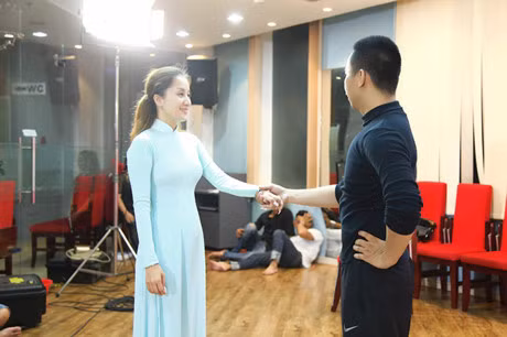 Chi Anh va Khanh Thi tai hien lai cuoc tinh dang do trong liveshow - Anh 8