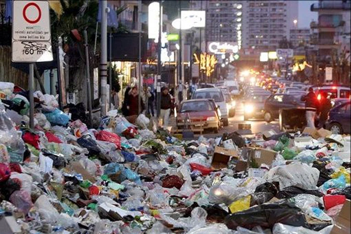 Rác ngập tràn ở Naples (Italia). Ảnh EPA