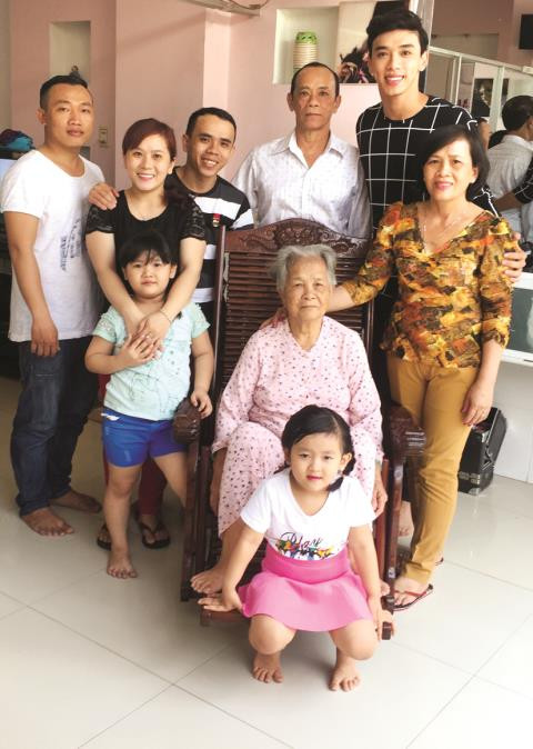 Diễn viên Thuận Nguyễn: Tôi may mắn và tự hào được là con của ba mẹ Dien vien Thuan Nguyen: Toi may man va tu hao duoc la con cua ba me