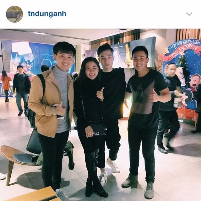  Chàng trai này cũng có mối quan hệ quen biết với rất nhiều cái tên trẻ tuổi, nổi tiếng của showbiz Việt như Nguyễn Trần Trung Quân, Văn Mai Hương và Aiden Ng. 