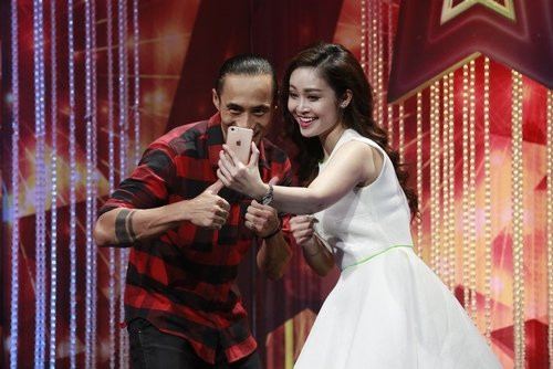 MC Thùy Linh tình tứ lau mồ hôi cho Phạm Anh Khoa hình ảnh 3 mc thuy linh tinh tu lau mo hoi cho pham anh khoa hinh anh 3