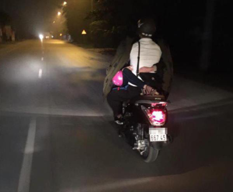 Đi xe máy gác chân lên đùi bạn trai, dáng ngồi Di xe may gac chan len dui ban trai, dang ngoi