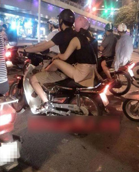 Đi xe máy gác chân lên đùi bạn trai, dáng ngồi Di xe may gac chan len dui ban trai, dang ngoi