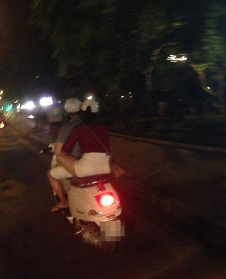 Đi xe máy gác chân lên đùi bạn trai, dáng ngồi Di xe may gac chan len dui ban trai, dang ngoi